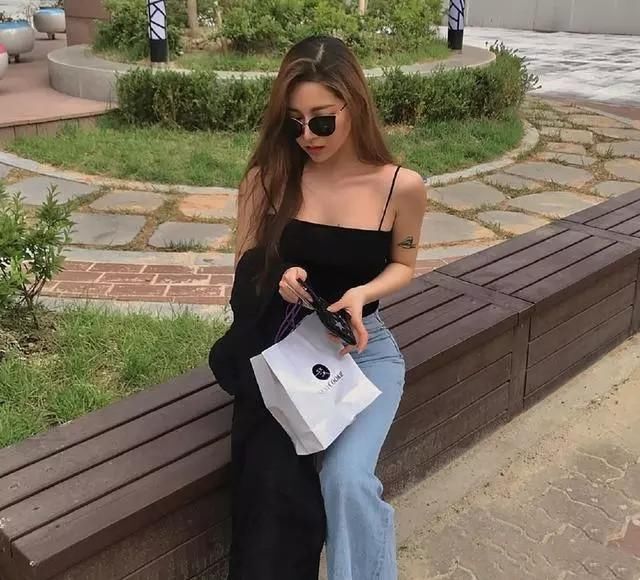 牛仔裤将腿型修饰得又细又笔直，展现美丽的女人迷人魅力