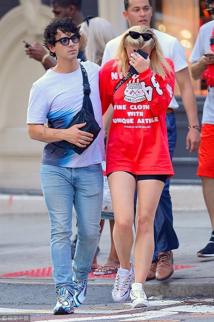 婚前焦虑?“三傻”索菲特纳痛哭惹乔纳斯一脸懵 连忙搂肩安慰搀