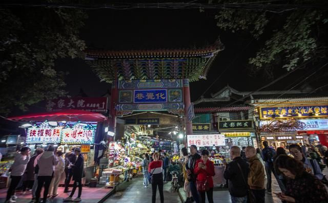 游客心中最坑的回民街：日均游客常超10万，街道却依旧一干二净