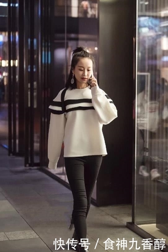  漂亮|街拍：简洁的版型完全的不挑身材，可以轻松修饰出漂亮的身姿