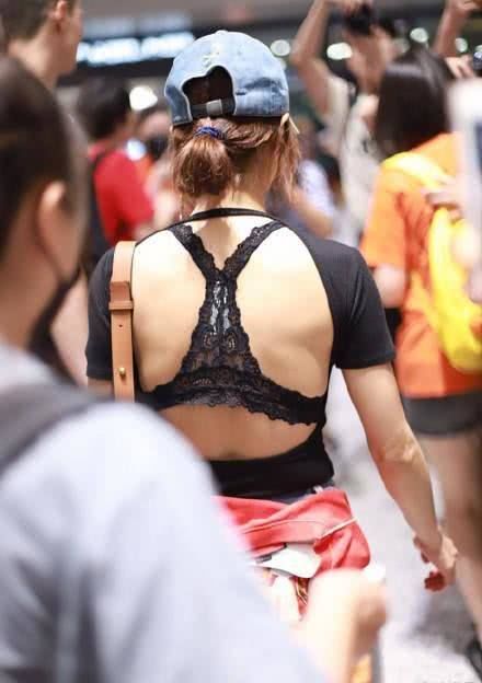 38岁蔡依林机场未修图曝光,美艳似真人芭比!网友:比精修图美