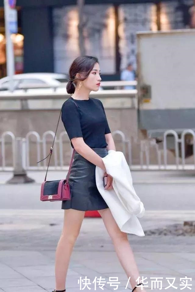  『小姐姐』街拍：白色上衣配短裤，脚踩高跟鞋，小美女大方又不失美感与优雅