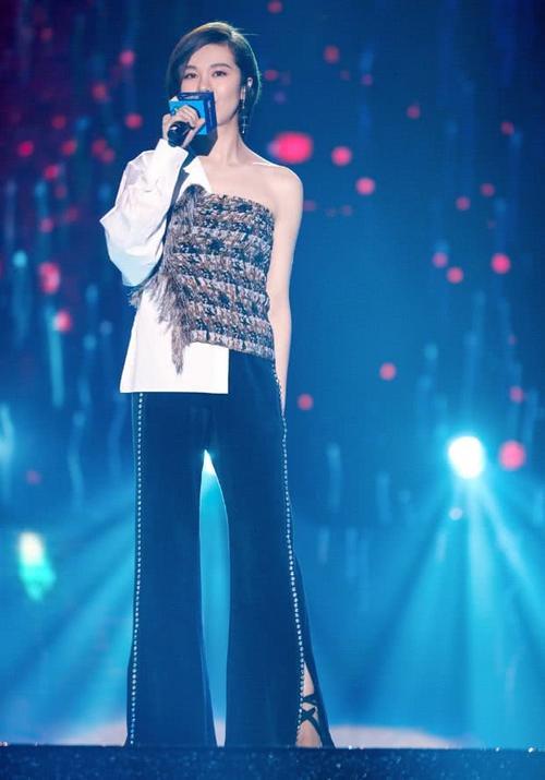 郁可唯真养眼，蓝色裙子再现“腿姐”传奇，一侧身还以为是泳衣！