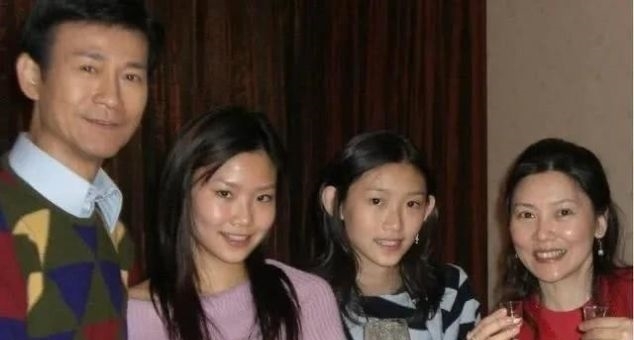 沈殿霞:郑欣宜与父亲后妈一家人团年照曝光, 郑少秋小女儿罕见露面很惊艳