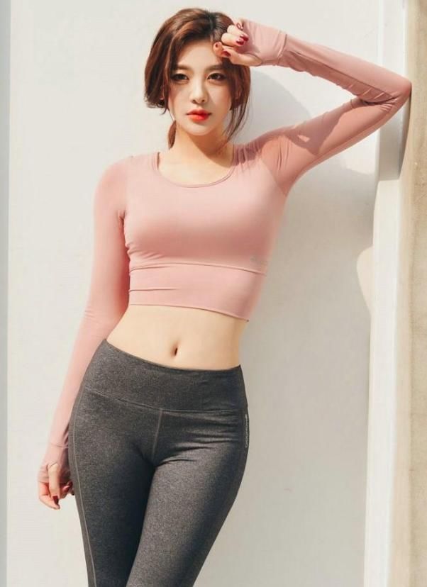 穿牛仔裤的美女，小姐姐腿型好迷人