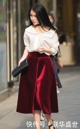  「复古」白衬衫搭配暗红色半身裙，复古典雅，尽显气质女神的端庄之美