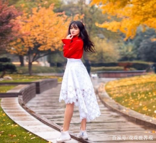 曾经的微胖界性感女神，其中一人肚子上的脐环更惹人注意