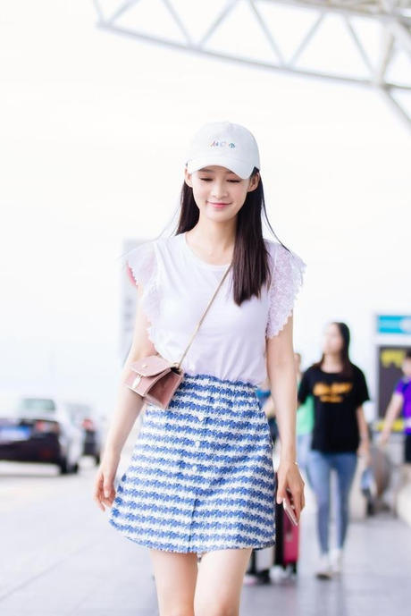 28岁李沁美腻了！一袭红色长裙明媚动人，网友：比孙怡还要美