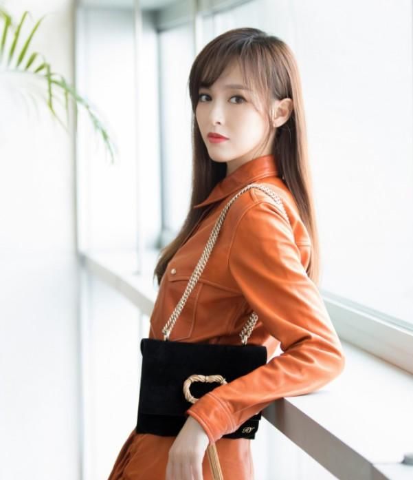 唐嫣的包包要成精了，把“面条”用“铁丝”绑着，这是饿了?