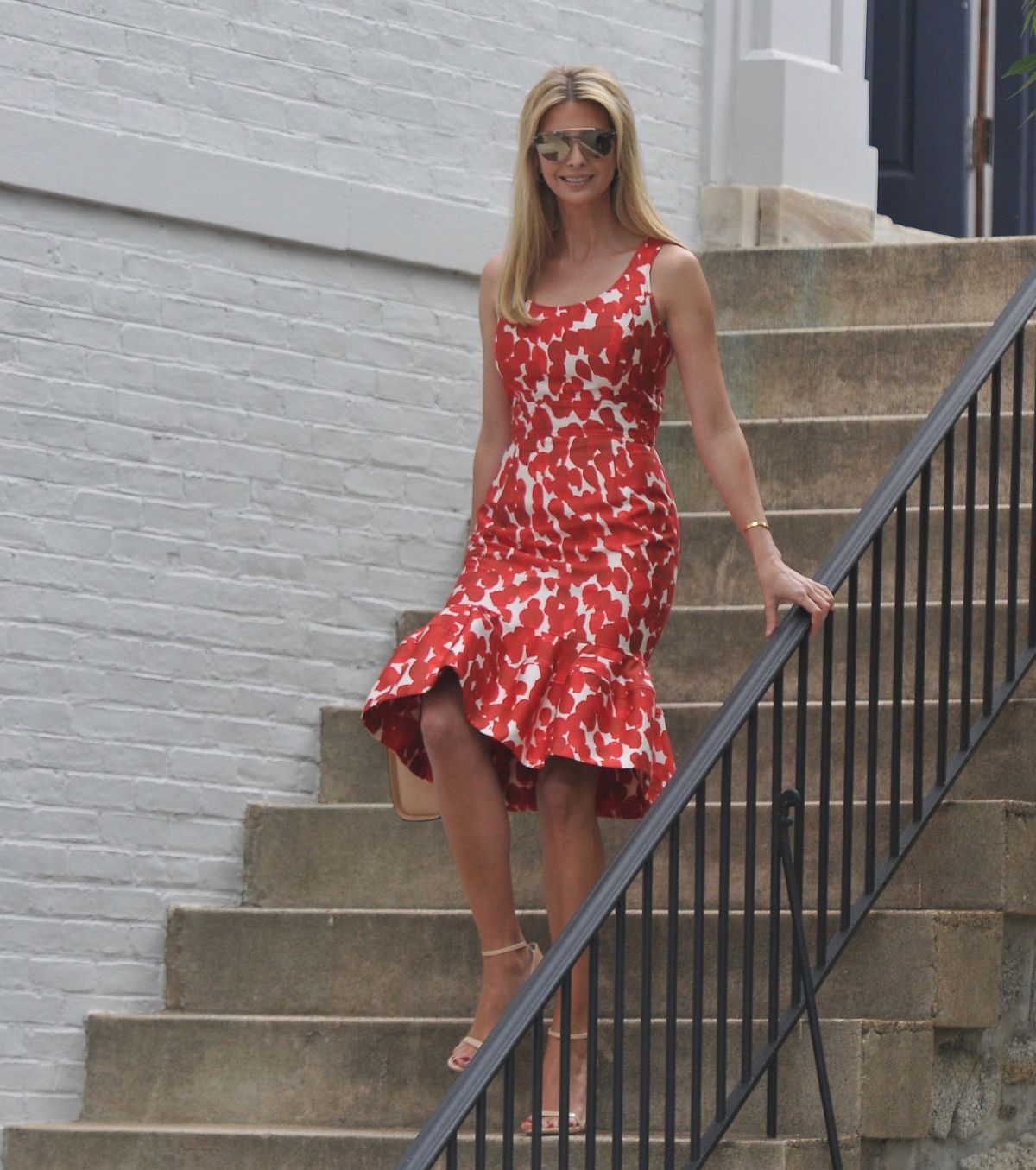 伊万卡特朗普:身着红白花点连衣裙去华盛顿上班