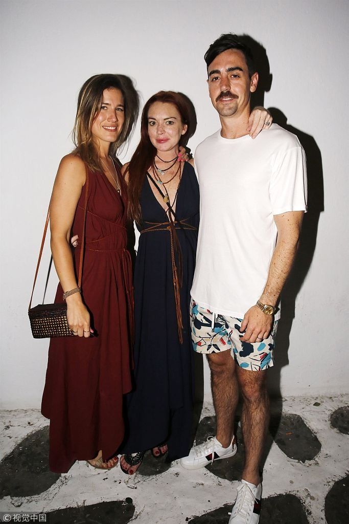 ”贱女孩“林赛罗韩深V裙露满身雀斑  挨个合影粉丝搭肩似老友