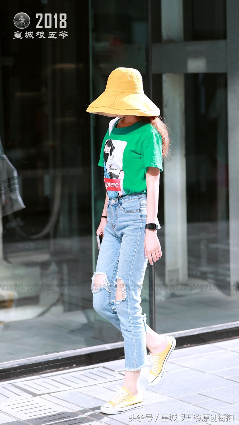 街拍:衣服与鞋子的搭配技巧，在炎热的夏季十分受女性喜欢