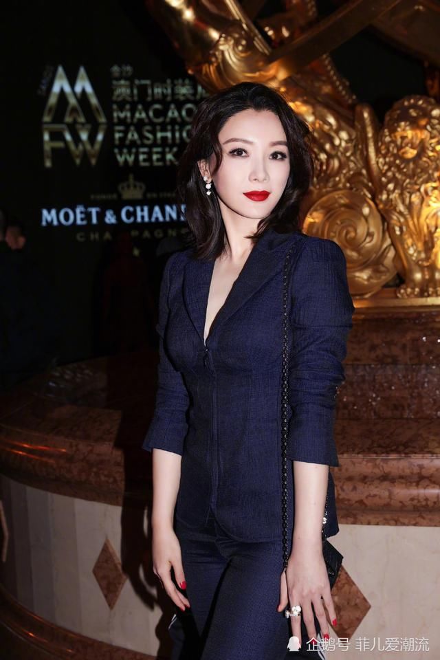 41岁陈数太惊艳了!穿吊带背心时髦到炸,果然气质才是高级的美!