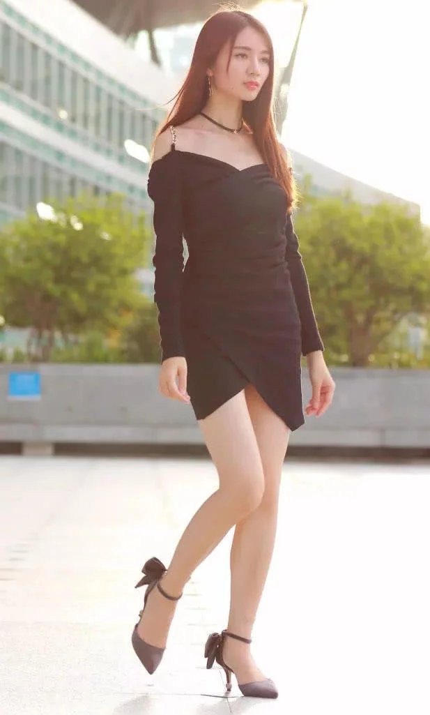 夕阳下的知性小姐姐，用金链子当吊带是不是太奢侈了，性感身材让