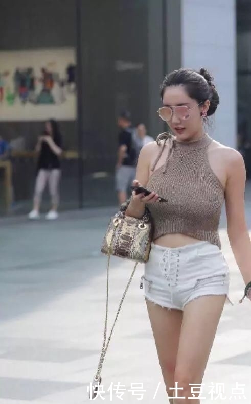 『大长』街拍:有如此美丽的大长腿,长相都显得没有那么重要了