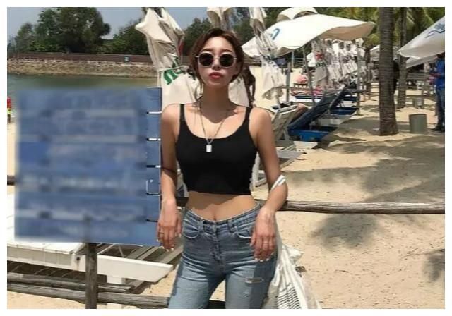 窈窕的牛仔裤美女，搭黑色吊带露美背，让人眼前一亮！