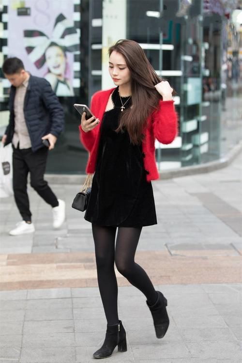 街拍：小姐姐个个紧身衣，“底子”如何一眼尽览?