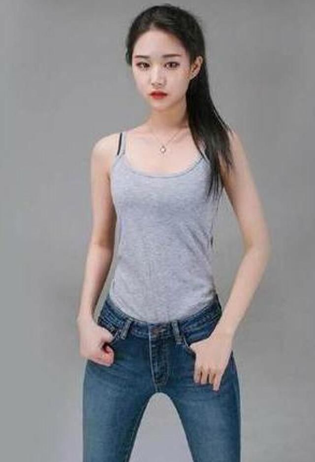 卡奈伦定制:时尚休闲的紧身牛仔裤美女展现女神范