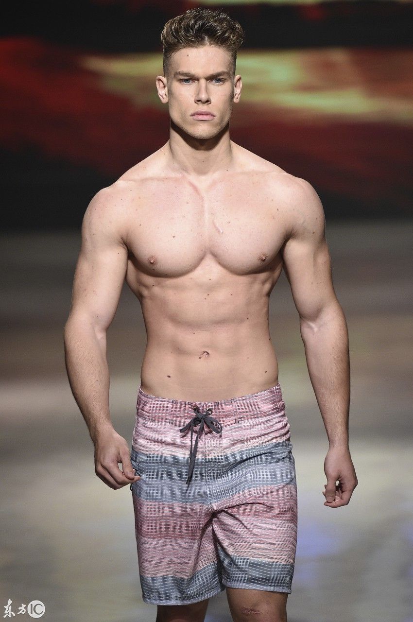 迈阿密泳装时装秀，你只看到模特耀眼的一面，殊不知她们的艰辛