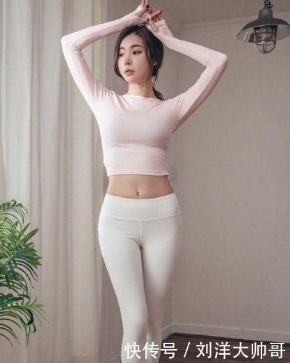 「姐姐」美女街拍:身材丰腴的大姐姐,吊带裙的穿搭,潮流范十足!