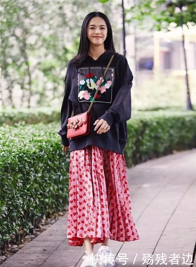 #女性来说#女人40岁以后,不缺钱的话,买这4条裙子就差不多了,时髦又减龄