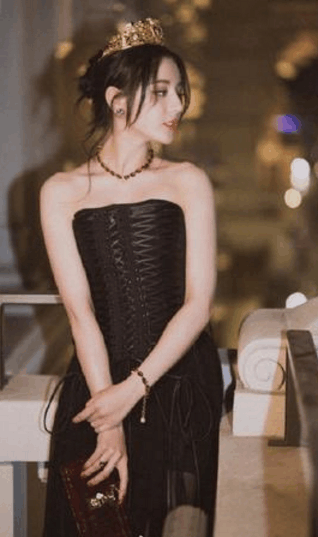 迪丽热巴把“扑克牌”穿在身上, 和王俊凯合影暴露“小心机”!