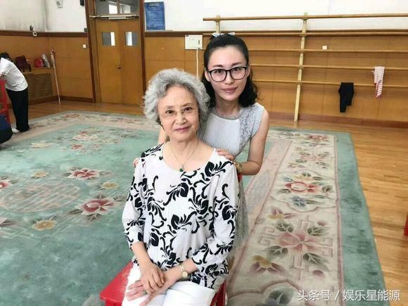 杨洁认为,白骨精饰演女儿国国王太荒唐,不能观众看得时候跳戏,后来