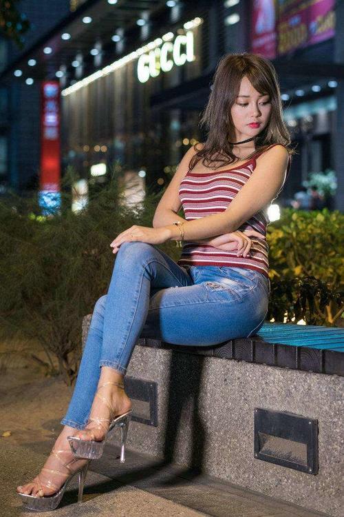 街拍:小姐姐紧身着装显出单纯秀丽,唇红齿白的时尚的美人!