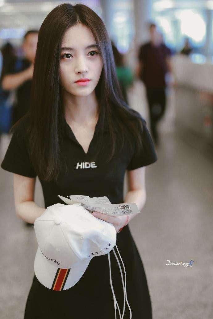 鞠婧祎这颜值厉害了，朴素的连身裙都能穿出高级感，关键还显腿长