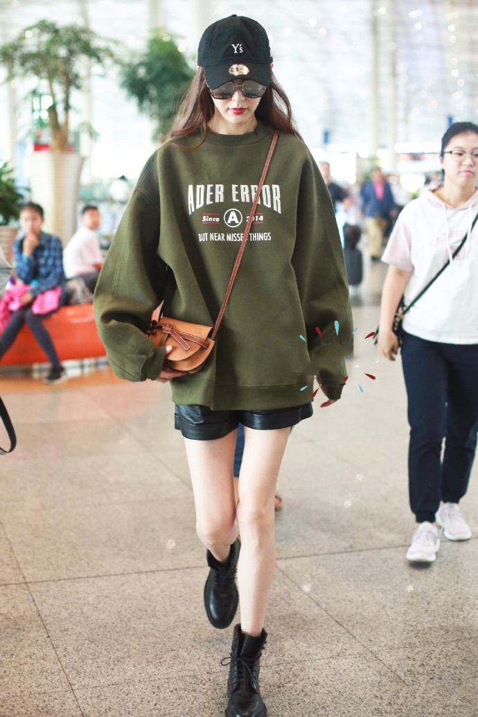 唐嫣成腿精了，军绿卫衣搭黑色皮短裤秀美腿，网友：这腿像竹竿！