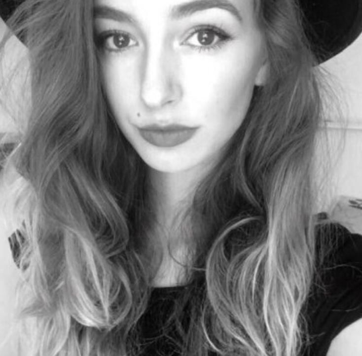 INS上的假白富美蹭明星热度狂练硅胶臀，还熬夜P图P到肾虚?