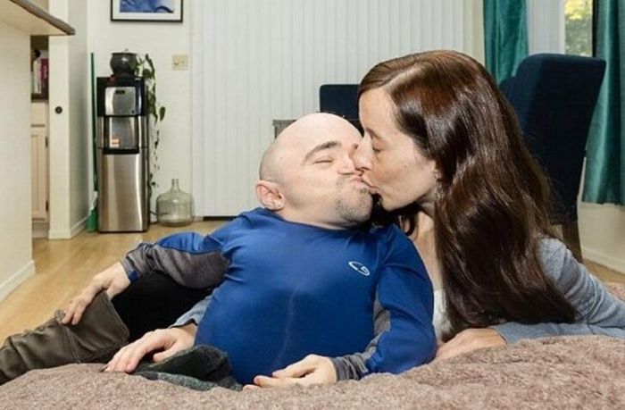 美女不顾家人反对嫁给85厘米侏儒男，称丈夫会疼人，两人是真爱!