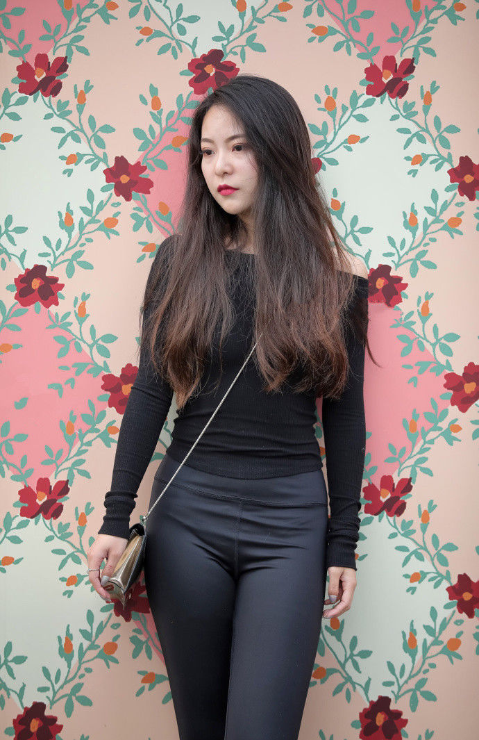 街拍:身材丰腴的小姐姐，哪一个的搭配更胜一筹?