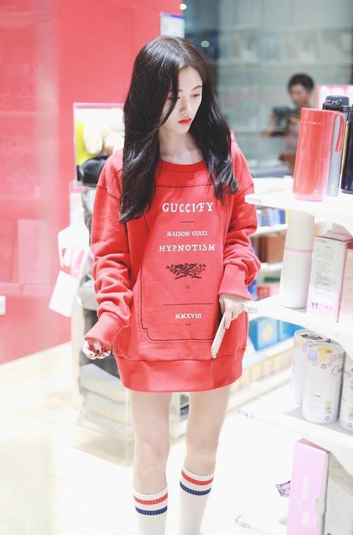 鞠婧祎也开始不好好穿衣服，全身就穿一件T恤真自以为很性感？