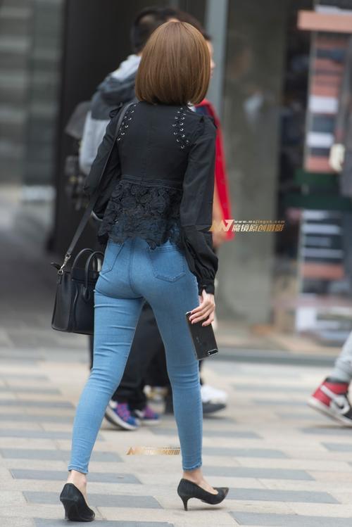 路人街拍，紧身牛仔裤小姐姐，身材凹凸有致