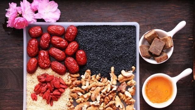  【核桃芝麻糖】它是“穷人的阿胶”，隔三差五吃一点，气色红润皮肤有“光泽”！