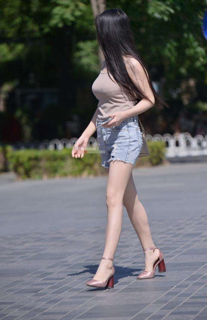 第二位小姐姐最有气质，第一位小姐姐身材最动人