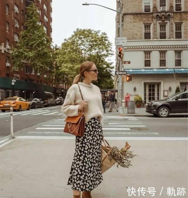  『花朵』2020开春 流行穿“开满花”的裙子，谁穿谁美！