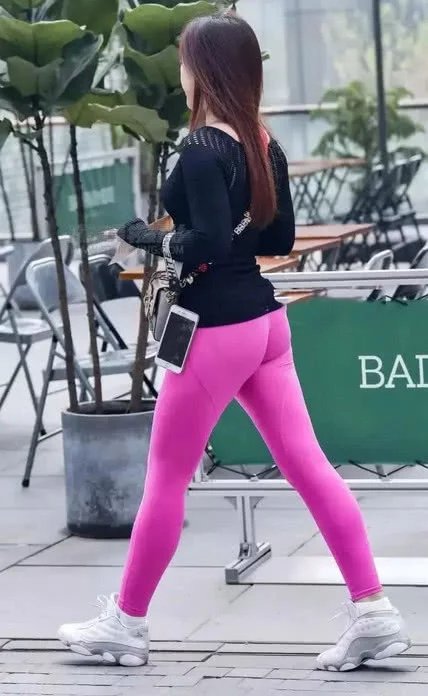 俏皮小姐姐艳丽的紧身裤勾勒完美弧线 ,走在街头夺人眼球