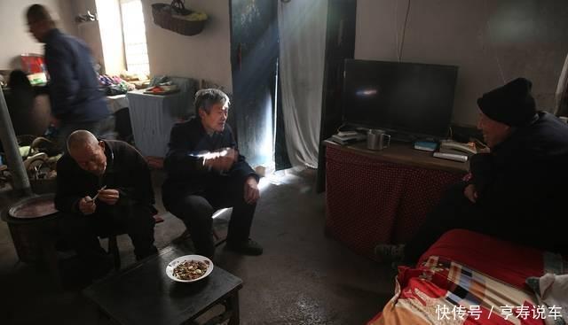 “悬崖”上废弃的窑洞村： 全村娶妻难, 50年间仅娶进一个媳妇儿