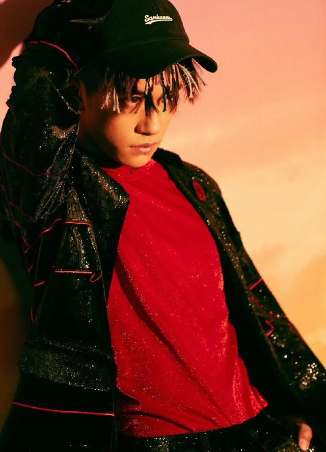 18岁易烊千玺肌肉线条太撩人!彩辫+葱须刘海真是个性过了头!