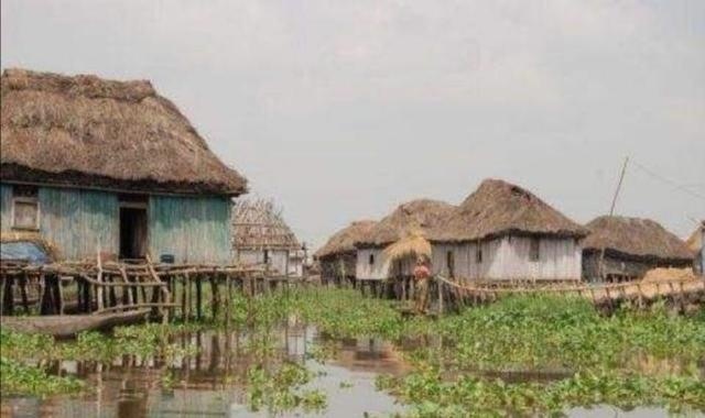  「可行」水上面建鸡场，上面养鸡，下面养鱼，这样的养殖基地可行吗？