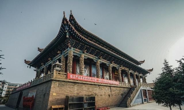 这座寺庙位于甘肃闹市，周围已翻新重建，唯有它1600年来屹立不倒