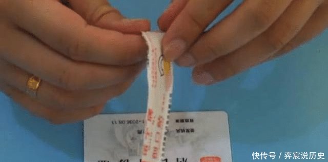  『芯片』为何要把创口贴粘在身份证上, 是因为1个秘密, 你可能不知道