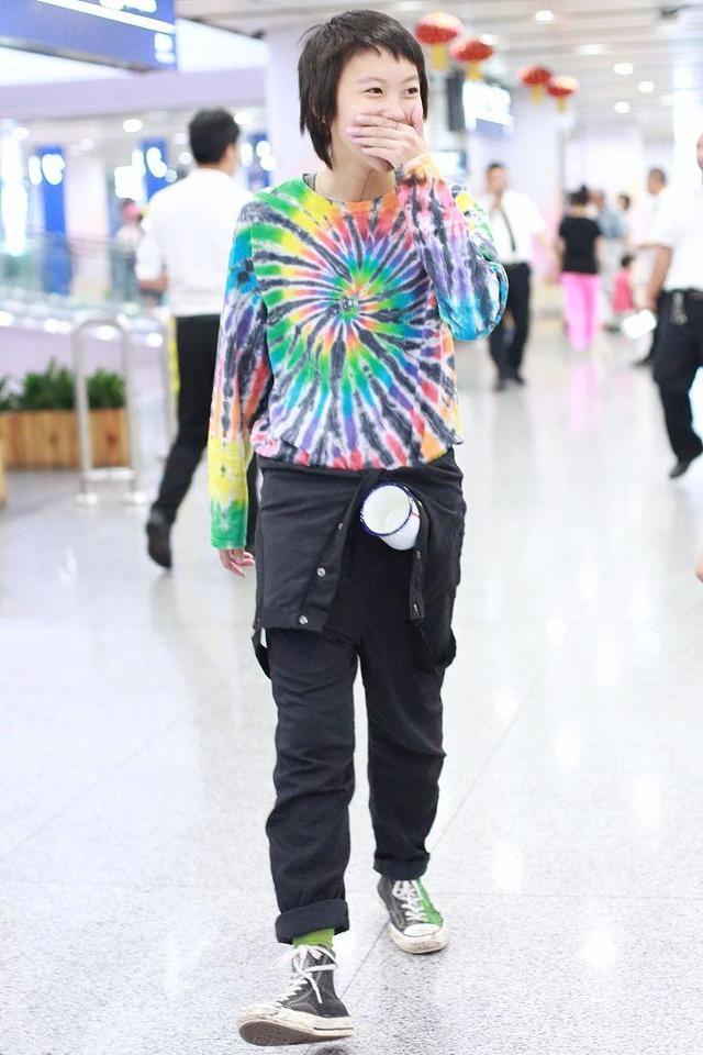 窦靖童穿衣正常了，一身黑衣尽显低调，看到她身上的纹身，我傻了