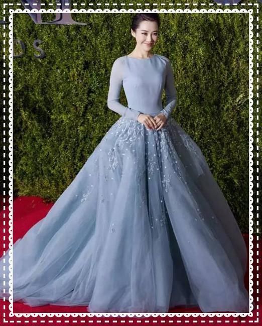 许晴太疯狂！只穿一件衬衫裙就上台，落座那刻无处安放的腿尴尬了