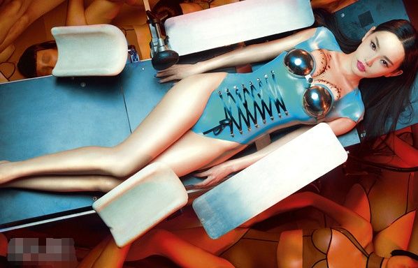 柳岩和童菲同是拍男人装，童菲比柳岩大胆多了，时尚片拍成科幻片