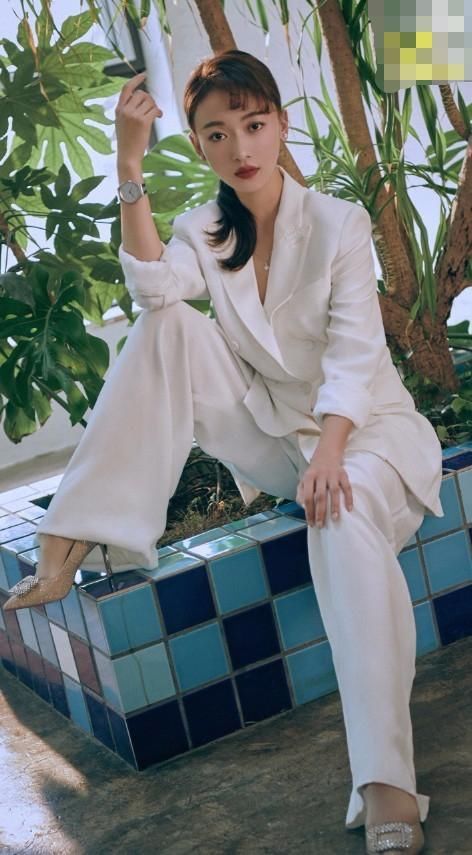 吴谨言的裤子太僵硬了，直接剪一块纸板当裤子?简直攻气十足