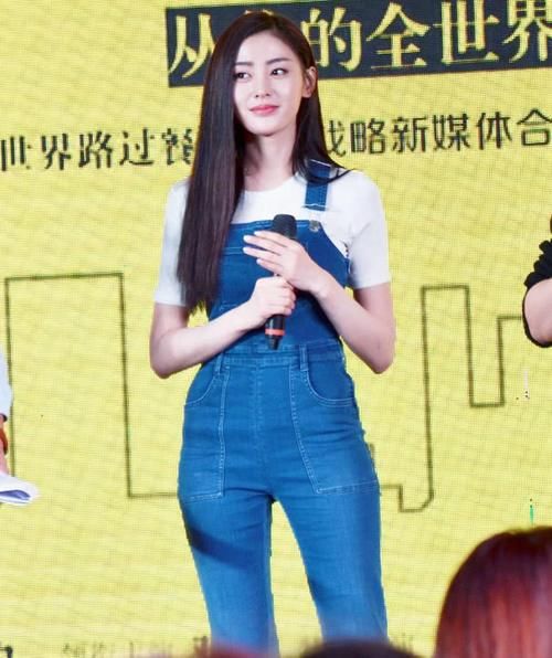 张天爱遇上喇叭裤，超模都要哭，穿出胸以下都是腿