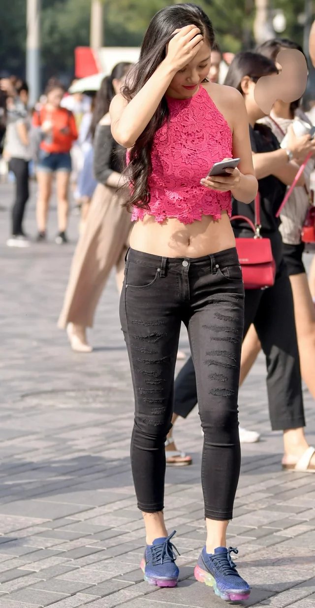 气质小姐姐黑色紧身牛仔裤大秀马甲线，手捂额头尽显成熟女人味儿